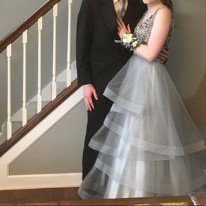Size 4 prom dress, like new. Worn once.